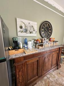 a kitchen counter with a clock on the wall at B&B Fiorisol in Augusta