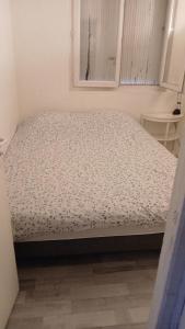 a bed in a small room with a mattress at 2 Chambres, 4 personnes, jardin, proche centre ville in Perpignan