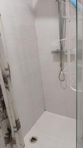 a bathroom with a shower with a glass door at 2 Chambres, 4 personnes, jardin, proche centre ville in Perpignan