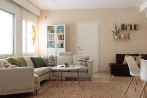 ein Wohnzimmer mit Sofa und Tisch in der Unterkunft Guesthouse Terkkari in Lahti + 50 Fotos