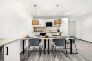 a kitchen with a dining room table and chairs at Oskar25 Aparthotel in Ismaning