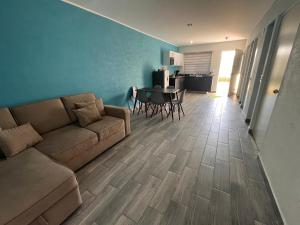 a living room with a couch and a table at La Casa de Coco in Tlayacapan