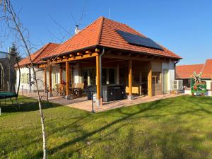 a house with a roof with solar panels on it at Erdő mellett lebzselő in Mogyoróska