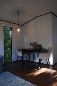 a dining room with a table and two chairs at Huisje Weltevree Gendt in Gendt