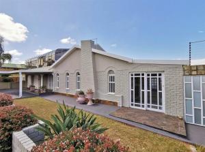 a home in the suburbs of sydney at Khans Residence in Gqeberha