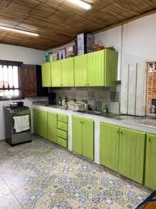 a kitchen with green cabinets and a stove at Finca Cafetera Madrigal - Café Sortiz in Maravélez +73 photos