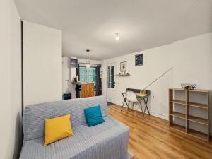a living room with a couch and a table at Le Refuge in Valence