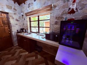 a kitchen with a counter with a sink and a window at Royal Fest By GEstores in Huasca de Ocampo