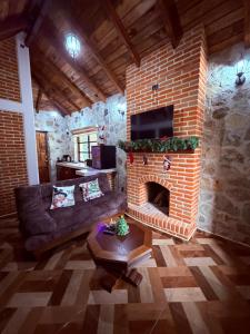 a brick fireplace in a living room with a couch at Royal Fest By GEstores in Huasca de Ocampo