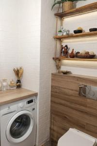 a bathroom with a washing machine in a room at Apartament na Bora in Tarnów