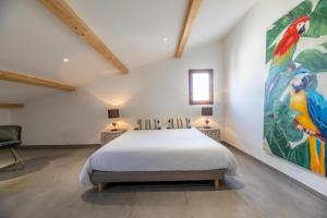a bedroom with a bed and a painting on the wall at La Listrella Residence & Spa in Monticello +56 photos