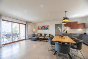 a kitchen and living room with a table and chairs at La Listrella Residence & Spa in Monticello