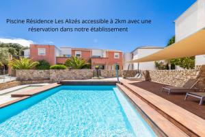 a swimming pool in front of a building at La Listrella Residence & Spa in Monticello
