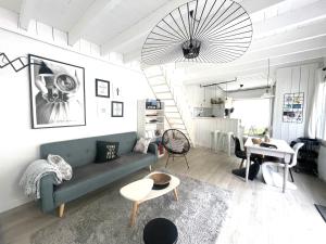 a living room with a couch and a table at White and Sea Lodge in Locquirec