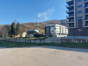 an empty parking lot in front of a building at Apartment King in Travnik