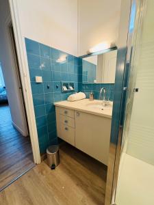 a bathroom with a sink and a mirror at Le Carré Chic in Limoges +10 photos