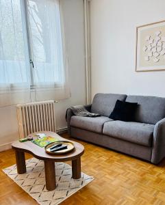 a living room with a couch and a coffee table at Le Carré Chic in Limoges