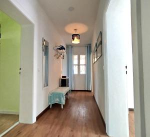 a hallway with a bench in the middle of a room at Ferienwohnung am Ellerbach in Hessisch Oldendorf
