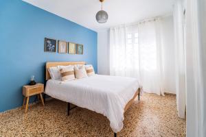 a blue bedroom with a bed and a blue wall at Comfortable & Spacious Mountain Home in Utuado in Cayuco