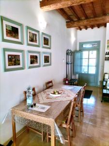 a dining room with a table and chairs at Il Colle in Treggiaia