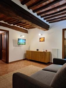 a living room with a couch and a table at Apartamento vicolo delle Rose in Castelnuovo Berardenga