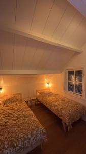 a room with two beds and a window at Ruime Vakantiewoning - Hoeve Niets meer - met eigen privé terras en tuin in Balkbrug +36 photos
