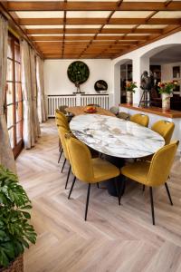 a dining room with a table and chairs at B&B Villa Marie-Lou in Le Portel