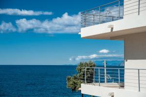 vistas al océano desde el balcón de un edificio en Open Sea Apartments, en Utjeha