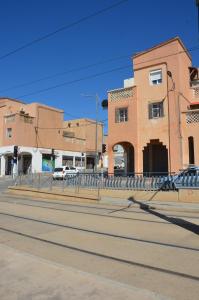a building on a city street with a traffic light at Mostaganem kharrouba apartment f3 in Mostaganem