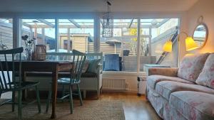 ein Wohnzimmer mit Sofa und Tisch in der Unterkunft Real holiday feeling with sauna in Beddinge Strand
