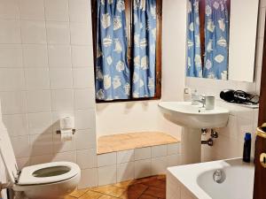 a bathroom with a toilet and a sink at Apartamento vicolo delle Rose in Castelnuovo Berardenga +43 photos