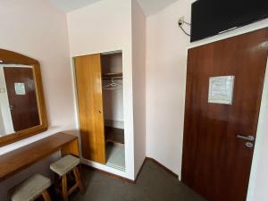 ein kleines Zimmer mit Tür und Schrank in der Unterkunft HS House in La Rioja