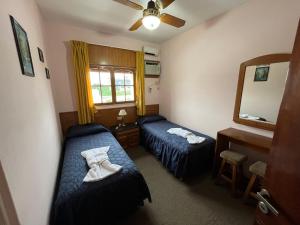 ein Schlafzimmer mit zwei Betten und einem Spiegel in der Unterkunft HS House in La Rioja