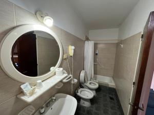 ein Badezimmer mit Waschbecken, Toilette und Spiegel in der Unterkunft HS House in La Rioja + 14 Fotos