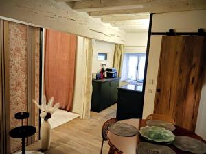 a living room with a table and a kitchen at Maisonnette Beauceronne in Eole-en-Beauce