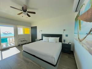 a bedroom with a bed and a view of the ocean at Hotel Playa Bonita Resort in Puerto Peñasco +46 photos
