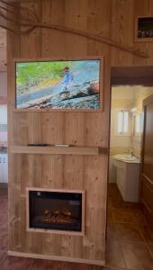 a living room with a fireplace and a tv at Chalet Suizo in Arcos de la Frontera