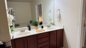 a bathroom with two sinks and a large mirror at Charming townhouse ideally situated in Grayson in Grayson +34 photos