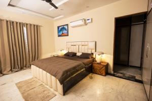 a bedroom with a large bed and two lamps at 2Kubn retreat in Chandigarh Airport +4 photos