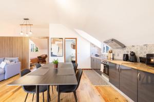 a kitchen and living room with a table and chairs at Casa das Eiras, Nº48 in Santana