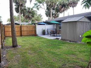 a backyard with a fence and a patio with a table at Downtown Duplex A Amazing Location in Sanford