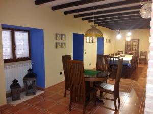 uma sala de jantar com mesa e cadeiras em Casa Júnez em Romanillos de Medinaceli