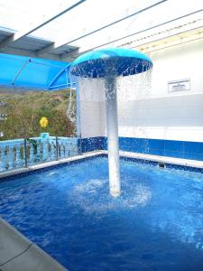 a fountain in the middle of a swimming pool at Hotel Los Balcones de Apulo in Apulo