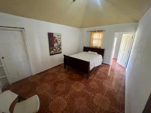 a bedroom with a bed in the middle of a room at Value guests in Magaeline