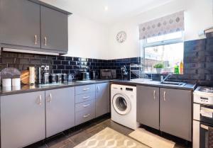 a kitchen with a washer and a washing machine at Rotherham Kimberworth in Kimberworth