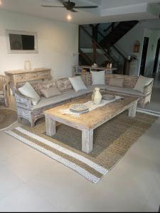 a living room with a couch and a coffee table at Villa Penyon in Nusa Lembongan