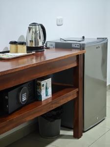 a kitchen with a counter with a microwave and a dishwasher at Hotel Rubinos in San Salvador