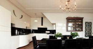 comedor con mesa, sillas y lámpara de araña en Patricius House, en Oostwoud
