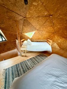 a room with two beds and a window in a room at Domo Siempre verde in Puerto Tranquilo