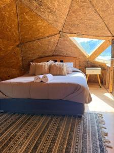 a bedroom with a bed in a tent at Domo Siempre verde in Puerto Tranquilo